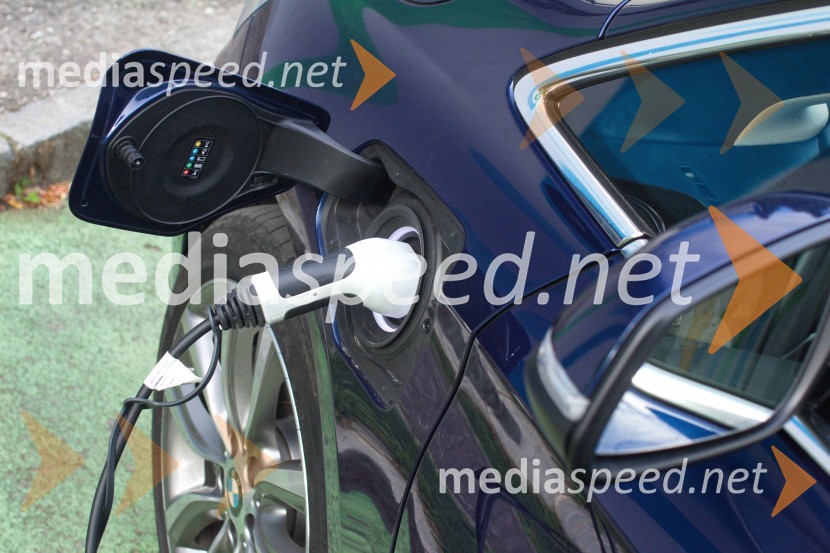 BMW 225xe Active Tourer Luxury Line, polnjenje baterij vam vzame dobri dve uri.&nbsp;BMW 225xe Active Tourer Luxury Line, mediaspeed test