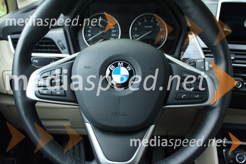 BMW 225xe Active Tourer Luxury Line, multifunkcijski volanBMW 225xe Active Tourer Luxury Line, mediaspeed test