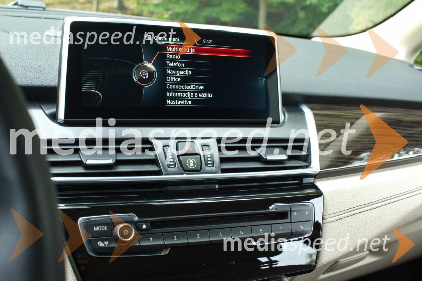 BMW 225xe Active Tourer Luxury Line, pregleden širok zaslonBMW 225xe Active Tourer Luxury Line, mediaspeed test