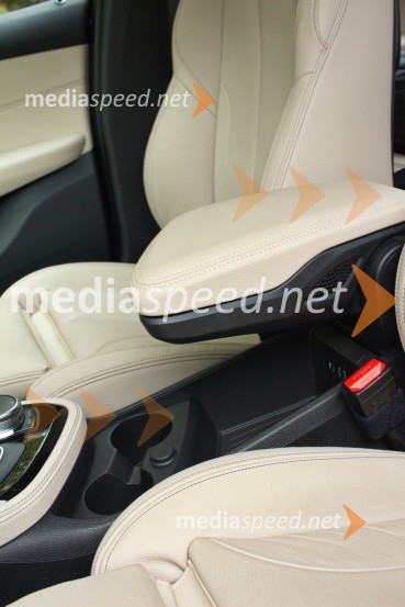 BMW 225xe Active Tourer Luxury Line, priročen naslon za rokoBMW 225xe Active Tourer Luxury Line, mediaspeed test