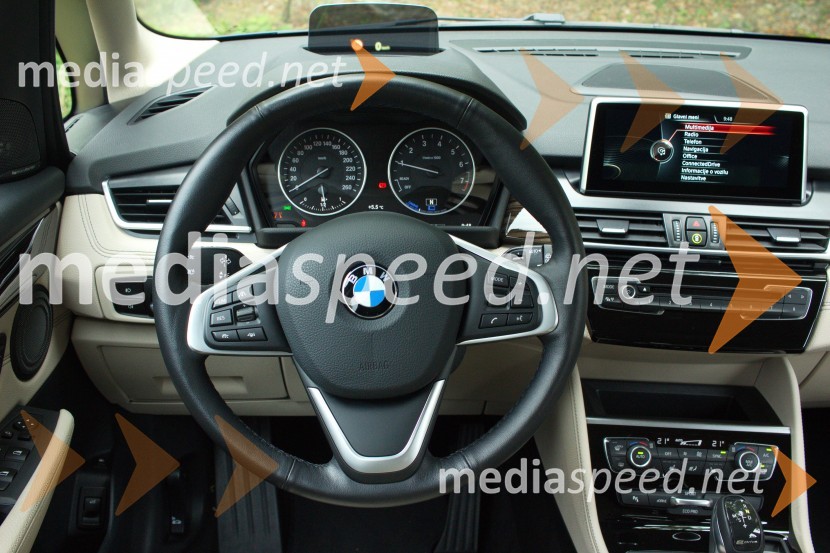 BMW 225xe Active Tourer Luxury Line, Head-Up zaslon&nbsp;BMW 225xe Active Tourer Luxury Line, mediaspeed test
