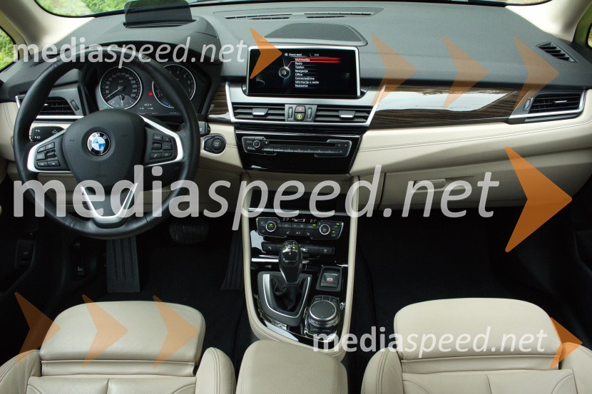 BMW 225xe Active Tourer Luxury Line, ergonomska notranjostBMW 225xe Active Tourer Luxury Line, mediaspeed test