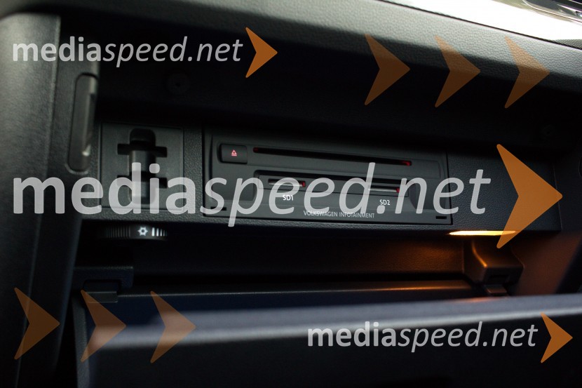 Volkswagen Tiguan 2.0 TDI 4Motion Highline, v predalu so reže za disk in SD karticeVolkswagen Tiguan 2.0 TDI 4Motion Highline, mediaspeed test