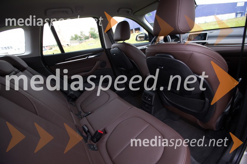 BMW X1 xDrive25d, prostorna zadnja klopBMW X1 xDrive25d, mediaspeed test