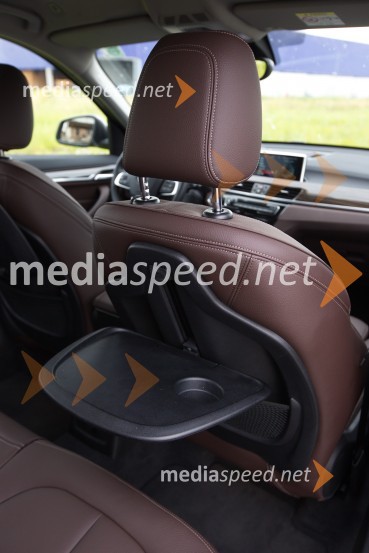 BMW X1 xDrive25d, mizici za zadnja potnikaBMW X1 xDrive25d, mediaspeed test