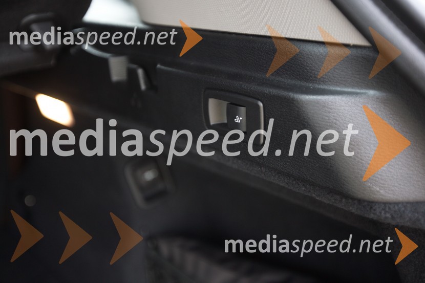 BMW X1 xDrive25d, gumb za lažje podiranje naslona zadnjih sedeževBMW X1 xDrive25d, mediaspeed test