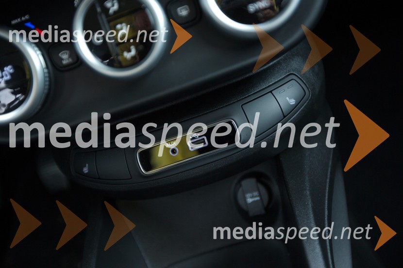 Fiat 500X Off Road Look 2.0 Multijet II 4x4 Cross, USB in AUX vhodFiat 500X Off Road Look 2.0 Multijet II 4x4 Cross, mediaspeed test