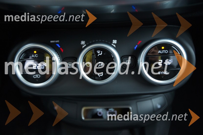 Fiat 500X Off Road Look 2.0 Multijet II 4x4 Cross, dvopodročna klimatska napravaFiat 500X Off Road Look 2.0 Multijet II 4x4 Cross, mediaspeed test