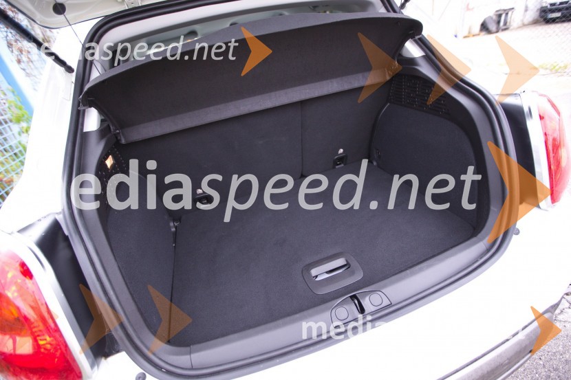 Fiat 500X Off Road Look 2.0 Multijet II 4x4 Cross, 350 litrski prtljažnikFiat 500X Off Road Look 2.0 Multijet II 4x4 Cross, mediaspeed test