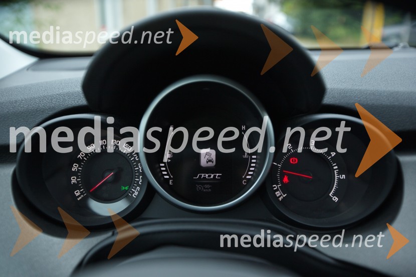 Fiat 500X Off Road Look 2.0 Multijet II 4x4 Cross, pregledni merilnikiFiat 500X Off Road Look 2.0 Multijet II 4x4 Cross, mediaspeed test