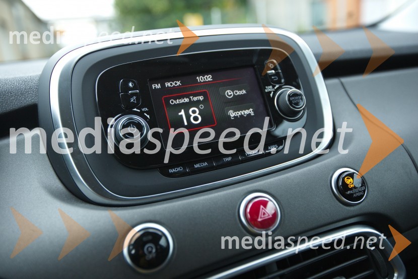 Fiat 500X Off Road Look 2.0 Multijet II 4x4 Cross, zaslon v dobrem vidnem poljuFiat 500X Off Road Look 2.0 Multijet II 4x4 Cross, mediaspeed test