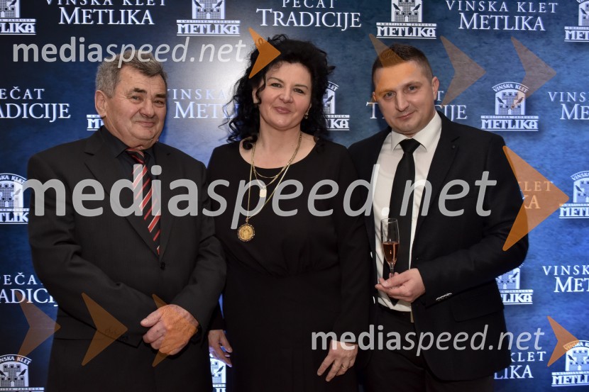  ... ;  ... ;  Jože Cajnar, direktor Kmetijske zadruge MetlikaVinska klet Metlika v novi preobleki