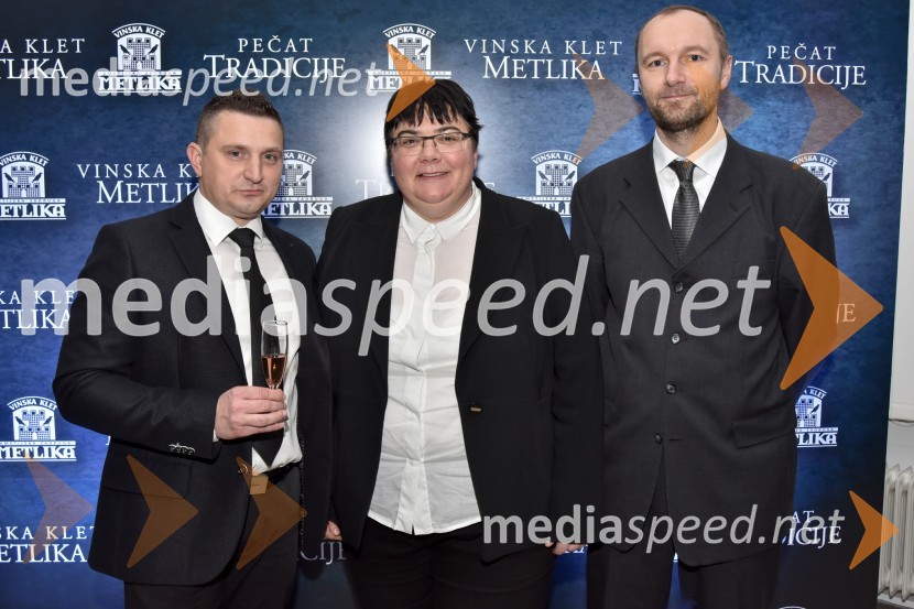  Jože Cajnar, direktor Kmetijske zadruge Metlika;  ... ;  ... Vinska klet Metlika v novi preobleki