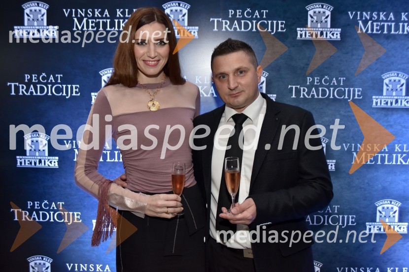  Nataša Pinoza, nekdanja miss, vizažistka in ambasadorka znamke FREYWILLE;  Jože Cajnar, direktor Kmetijske zadruge MetlikaVinska klet Metlika v novi preobleki