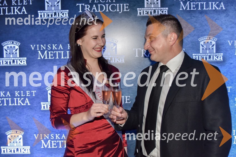  Jana Štajdohar, Kraljica metliške črnine 2016;  Jože Cajnar, direktor Kmetijske zadruge MetlikaVinska klet Metlika v novi preobleki