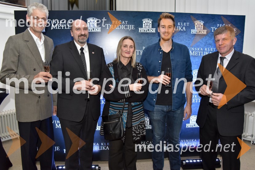 ... ;  ... ;  Maja Weiss Braatz, režiserka;  ... ;  ... Vinska klet Metlika v novi preobleki
