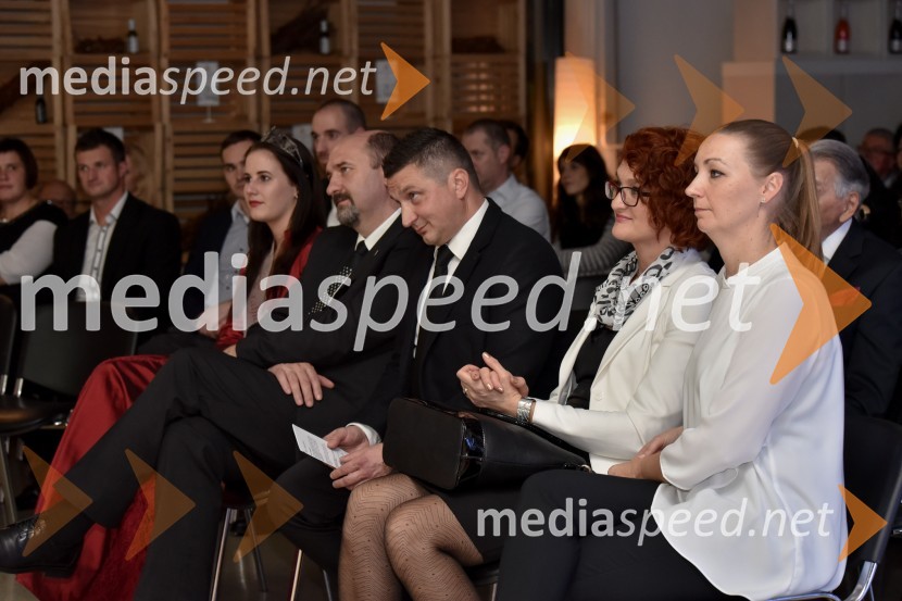  Jana Štajdohar, Kraljica metliške črnine 2016;  ... ;  Jože Cajnar, direktor Kmetijske zadruge Metlika;  ... ;  ... Vinska klet Metlika v novi preobleki