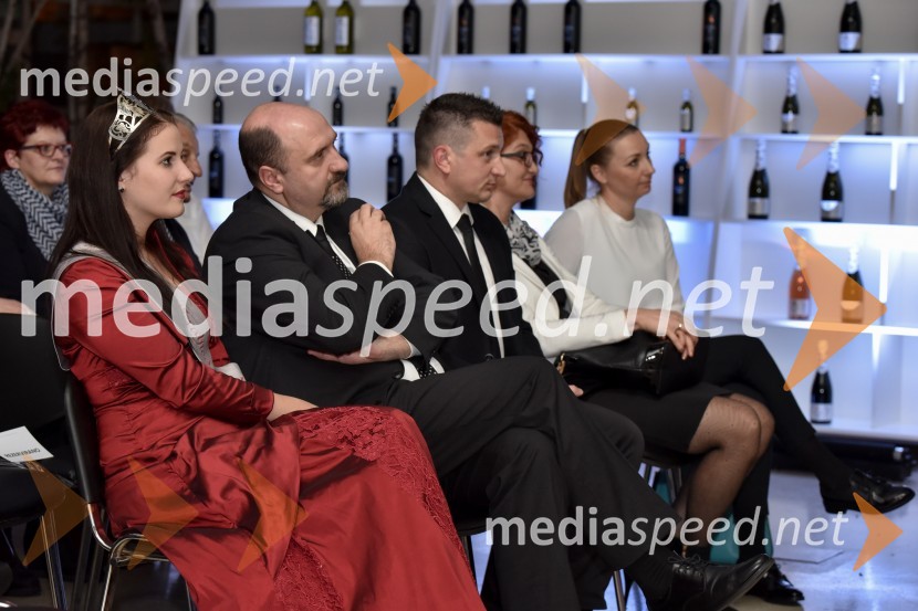  Jana Štajdohar, Kraljica metliške črnine 2016;  ... ;  Jože Cajnar, direktor Kmetijske zadruge Metlika;  ... ;  ... Vinska klet Metlika v novi preobleki