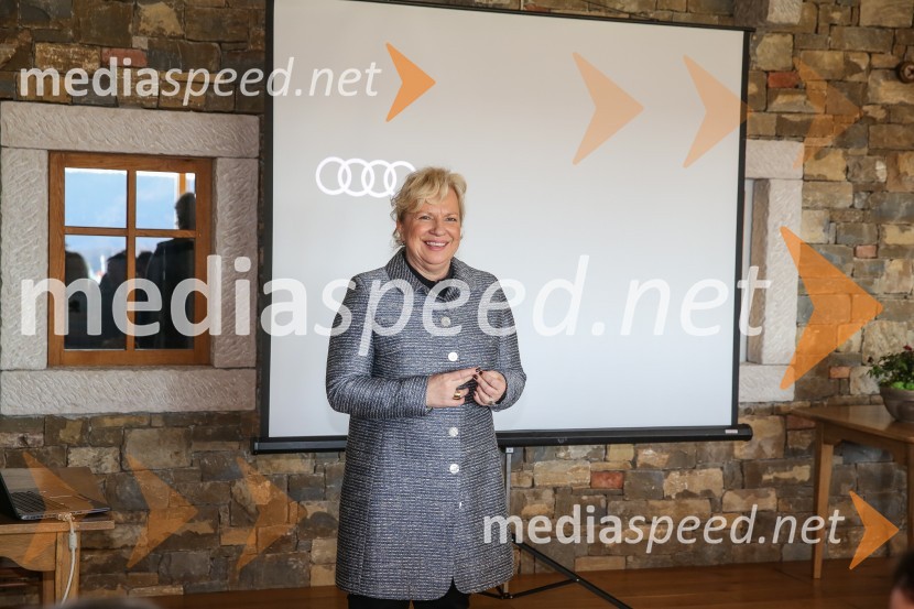  Sabrina Pečelin, vodja odnosov z javnostmi pri Porsche Slovenija d.o.o.Novi Audi Q2, slovenska predstavitev