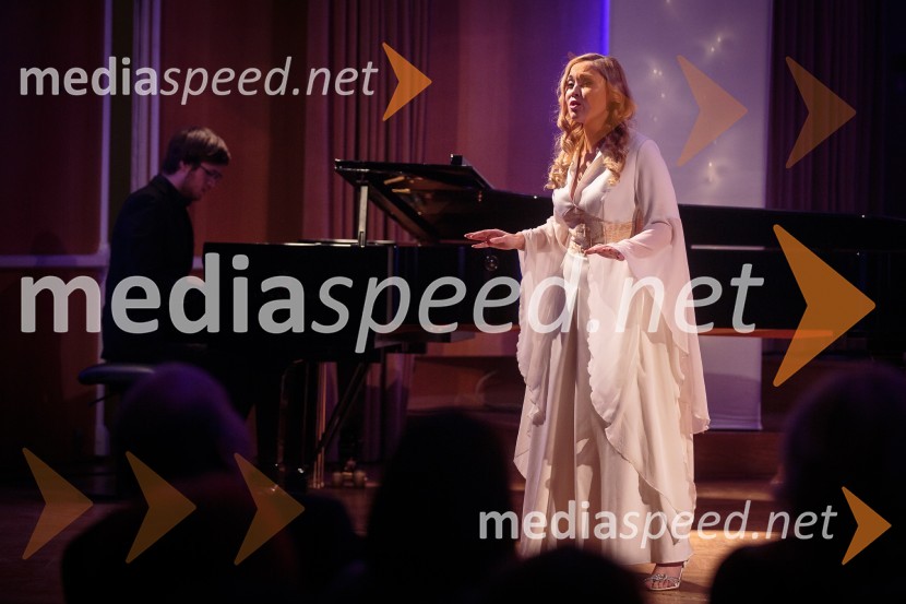  Eva Černe, pevkaŽenska leta 2016 je ginekologinja Eva Macun