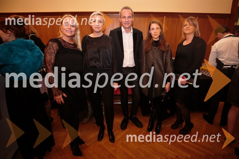  Tanja  Škarjot, direktorica uredništev Media24;  ... ;  ... ;  ... ;  ... Ženska leta 2016 je ginekologinja Eva Macun