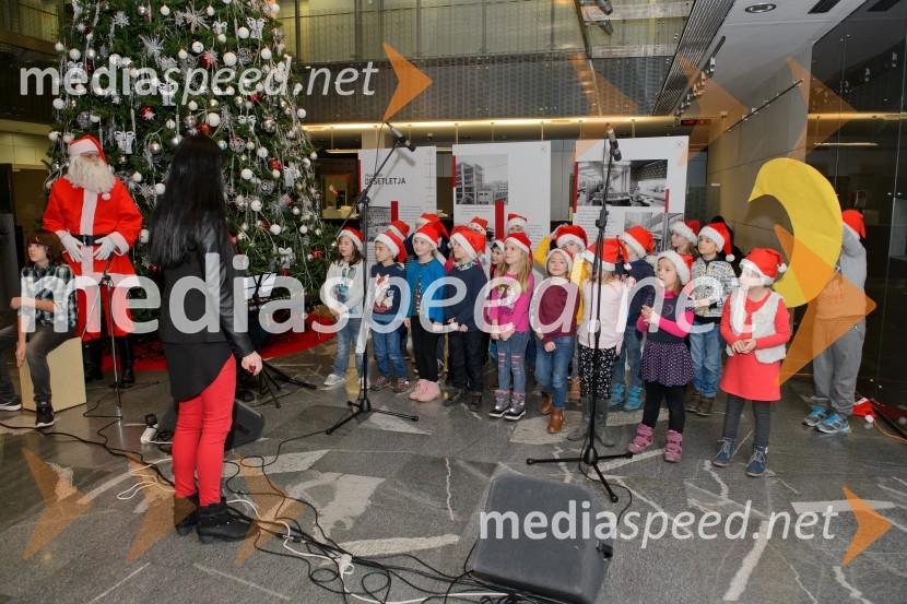 Pevski zbor OŠ Prežihov VorancPrižig prazničnih luči na Novi KBM