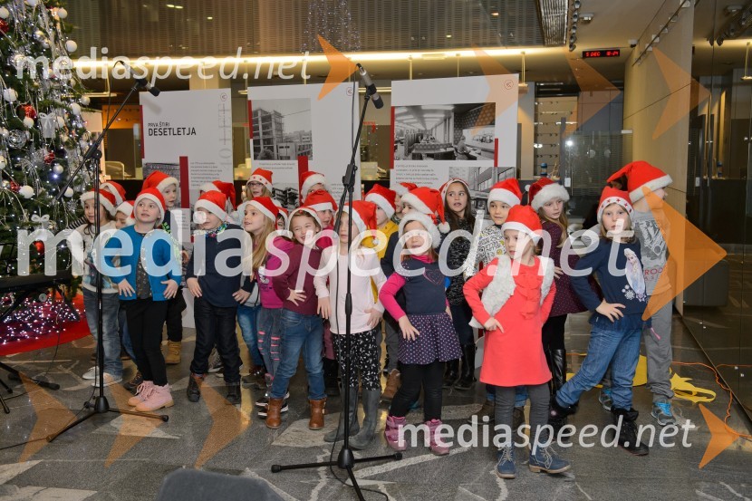 Pevski zbor OŠ Prežihov VorancPrižig prazničnih luči na Novi KBM