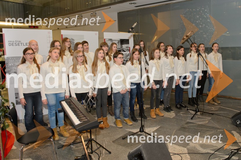 Pevski zbor OŠ bratov PolančičevPrižig prazničnih luči na Novi KBM