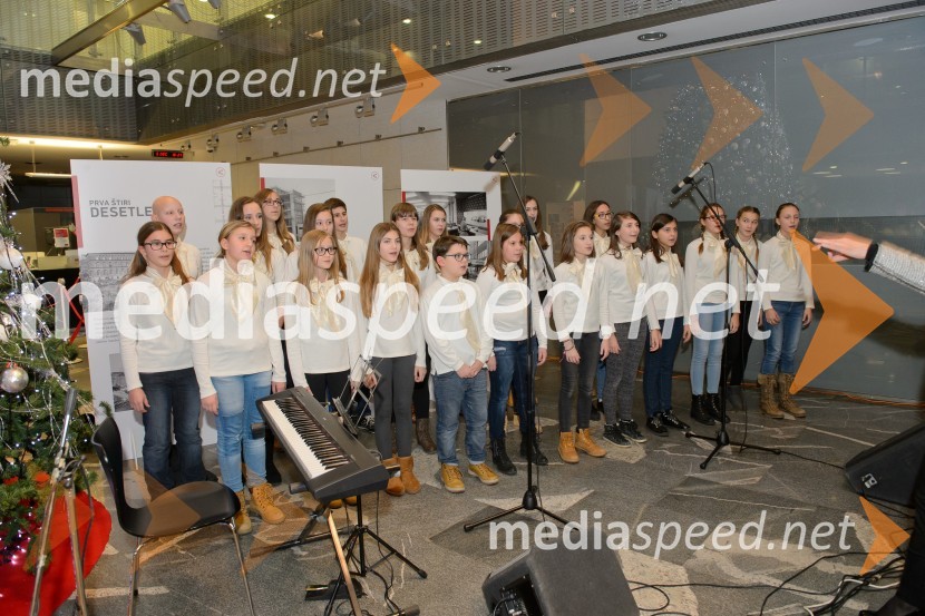 Pevski zbor OŠ bratov PolančičevPrižig prazničnih luči na Novi KBM