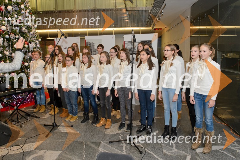 Pevski zbor OŠ bratov PolančičevPrižig prazničnih luči na Novi KBM