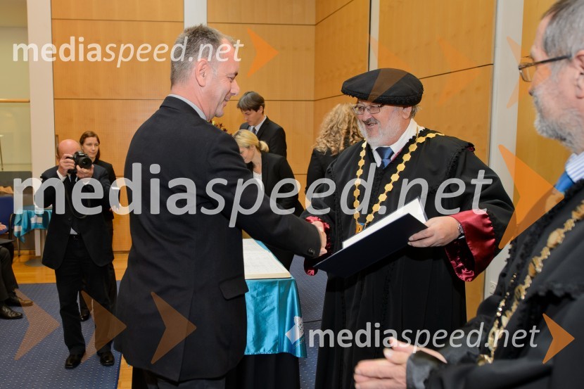 dr. Bojan Ilija Schnabl, Filozofska fakulteta; prof. dr. Igor Tičar, rektor, Univerza v MariboruPromocija doktorjev znanosti na UM, december 2016