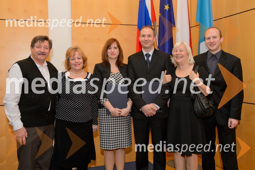  ... ;  ... ; dr. Urška Kežmah, Pravna fakulteta; dr. Boštjan Kežmah, Fakulteta za elektrotehniko, računalništvo in informatiko;  ... ;  ... Promocija doktorjev znanosti na UM, december 2016