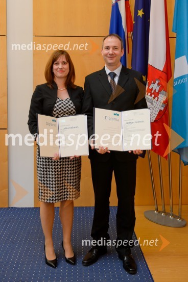 dr. Urška Kežmah, Pravna fakulteta; dr. Boštjan Kežmah, Fakulteta za elektrotehniko, računalništvo in informatikoPromocija doktorjev znanosti na UM, december 2016