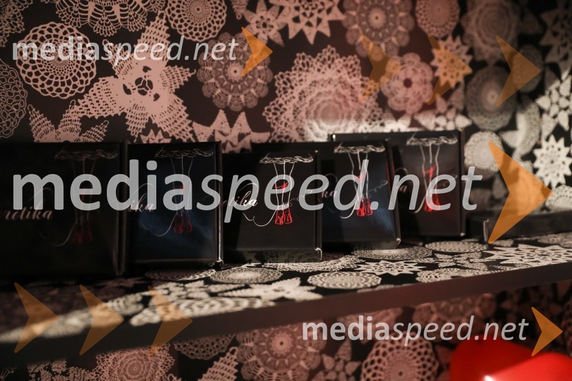 9. mednarodni erotični sejem sLOVErotika, Ogled fotografij ni priporočljiv za mlajše od 18 let!