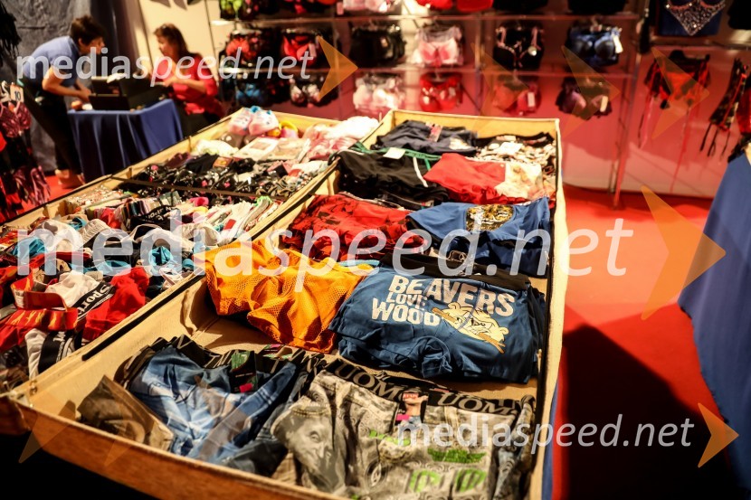 9. mednarodni erotični sejem sLOVErotika, Ogled fotografij ni priporočljiv za mlajše od 18 let!