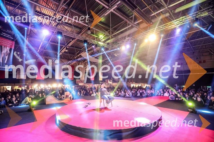9. mednarodni erotični sejem sLOVErotika, Ogled fotografij ni priporočljiv za mlajše od 18 let!