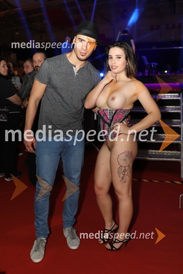 9. mednarodni erotični sejem sLOVErotika, Ogled fotografij ni priporočljiv za mlajše od 18 let!