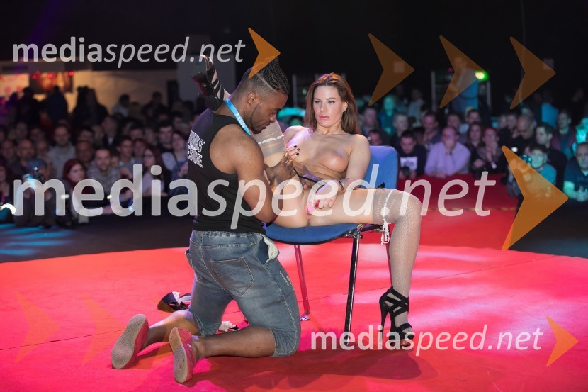 9. mednarodni erotični sejem sLOVErotika, Ogled fotografij ni priporočljiv za mlajše od 18 let!