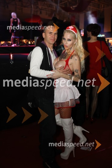 9. mednarodni erotični sejem sLOVErotika, Ogled fotografij ni priporočljiv za mlajše od 18 let!