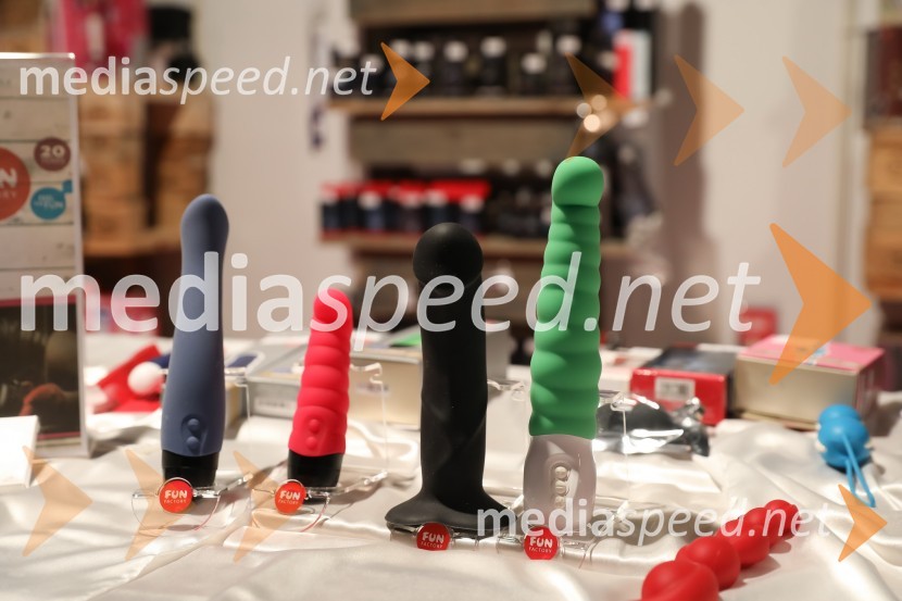 9. mednarodni erotični sejem sLOVErotika, Ogled fotografij ni priporočljiv za mlajše od 18 let!