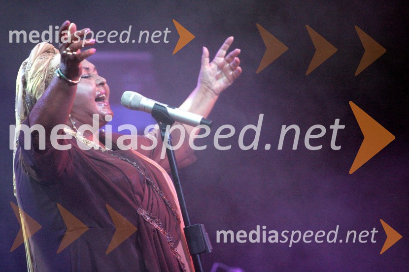  Esma  Redžepova, pevkaUmrla je kraljica romske glasbe Esma Redžepova