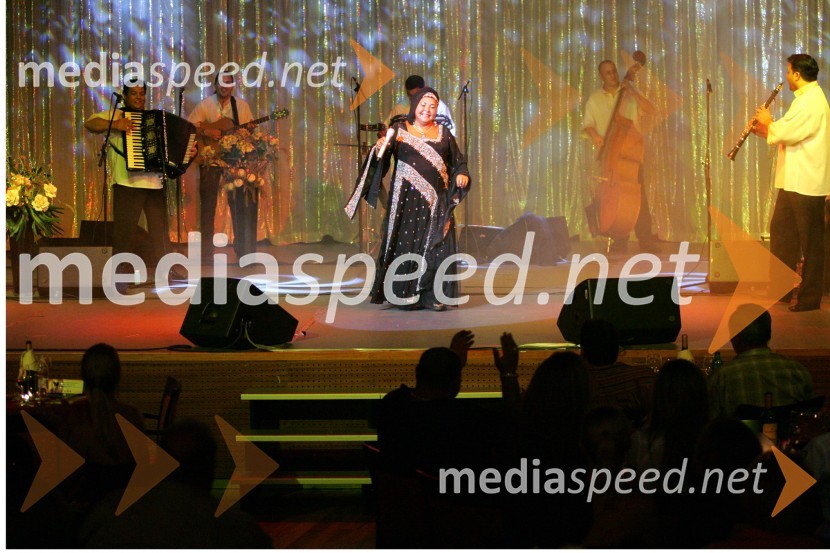  Esma  Redžepova, pevkaUmrla je kraljica romske glasbe Esma Redžepova