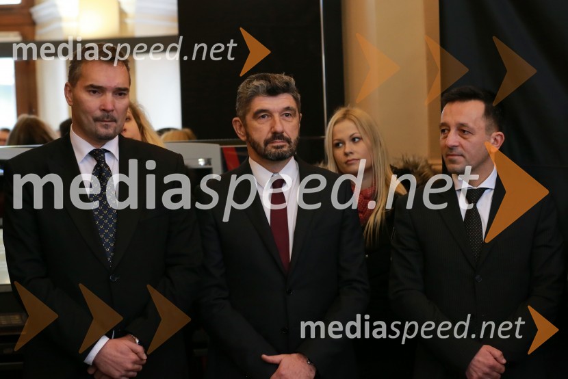 mag. Andrej Rihter, namestnik generalnega direktorja, Pošta Slovenije;  Aleksander Batič, izvršni direktor NKBM za področje poslovne mreže;  Vinko Filipič, član poslovodstva Pošte SlovenijeOtvoritev prve samopostrežne pošte 24/7