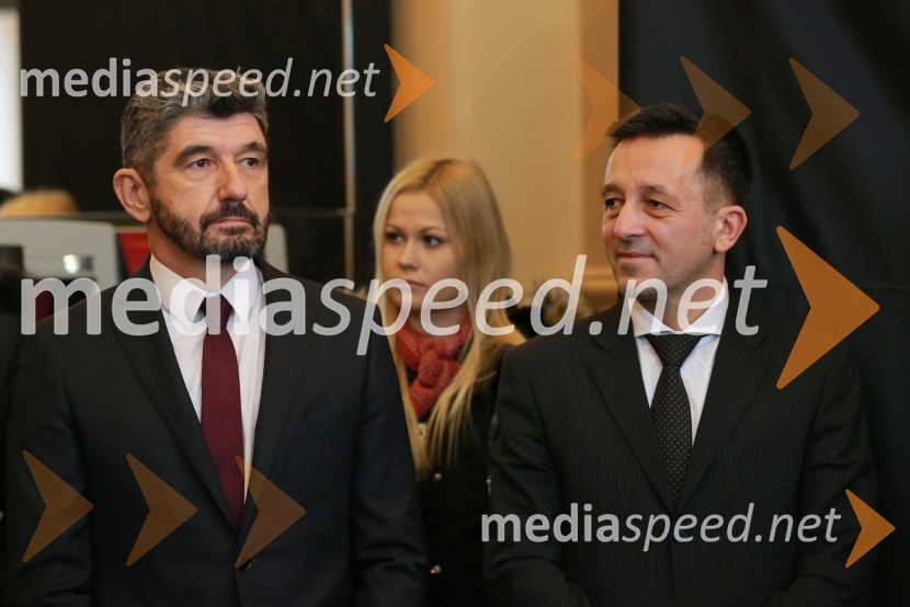  Aleksander Batič, izvršni direktor NKBM za področje poslovne mreže;  Vinko Filipič, član poslovodstva Pošte SlovenijeOtvoritev prve samopostrežne pošte 24/7