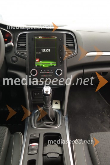 Renault Megane Bose Energy TCe 130, s tabličnim zaslonom popestrena sredinska konzolaRenault Megane Bose Energy TCe 130, mediaspeed test