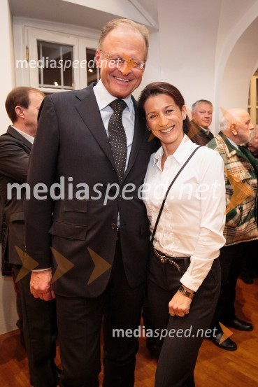  Janez  Škrabec, direktor Riko d.o.o., predsednik Slovensko-ruskega poslovnega sveta, častni konzul Belorusije;  Betka Šuhel Mikolič, mentorica nastopanja v javnosti, radijska in televizijska voditeljica, podjetje BPRIzseki / preseki, odprtje razstave izbora del iz Likovne zbirke RIKO