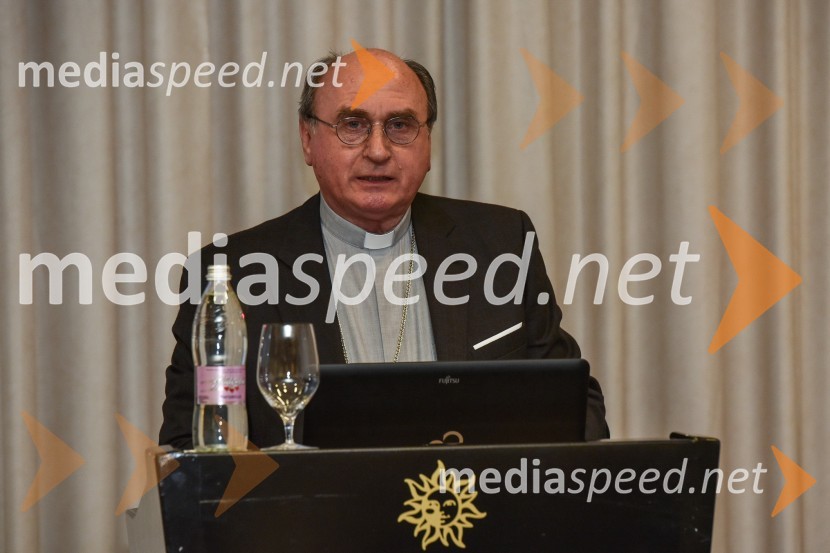 dr. Juliusz Janusz, apostolski nuncijSimpozij srčnih kirurgov 2016