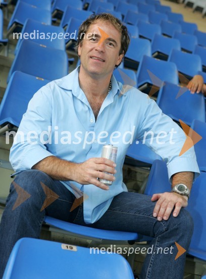 Pevec Vili ResnikMelodije morja in sonca