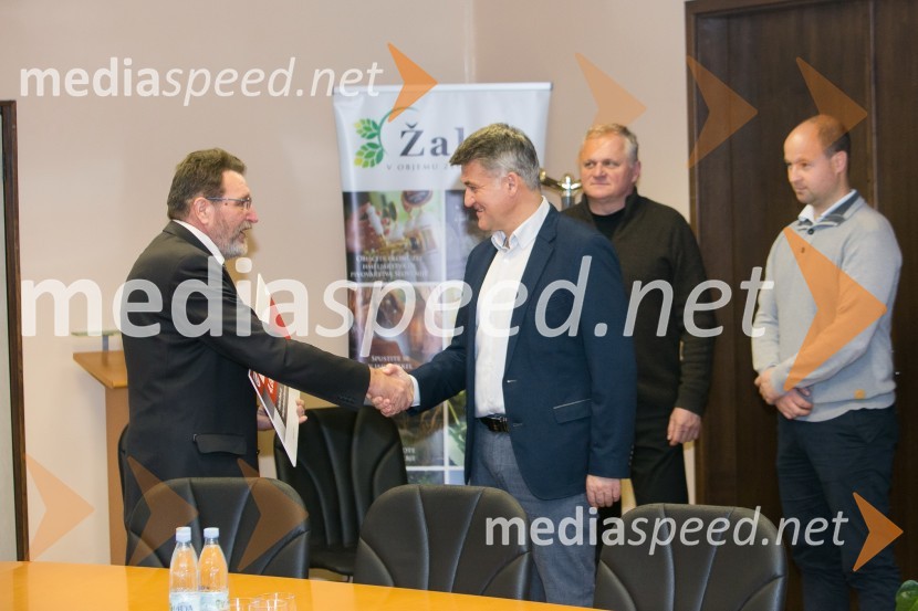  ... ;  Janko Kos, župan občine Žalec;  ... ;  ... Predaja donacije Zavarovalnice Triglav občini Žalec