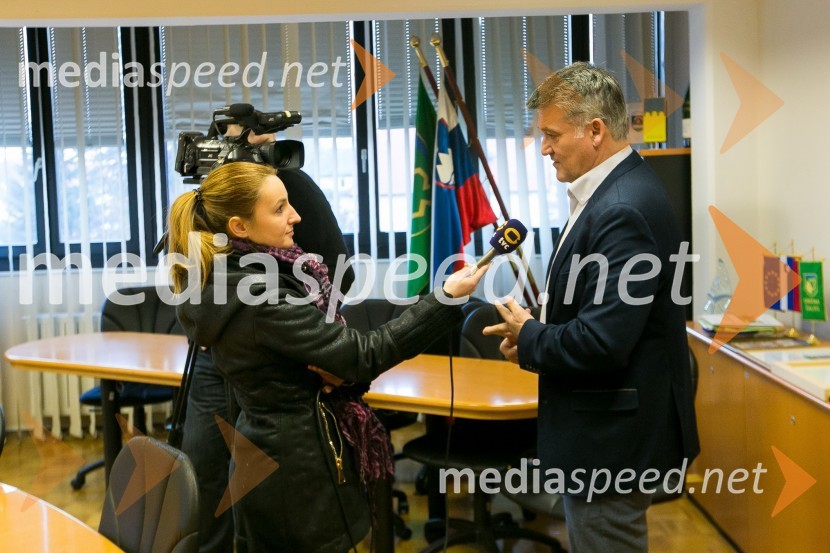  ... ;  Janko Kos, župan občine ŽalecPredaja donacije Zavarovalnice Triglav občini Žalec